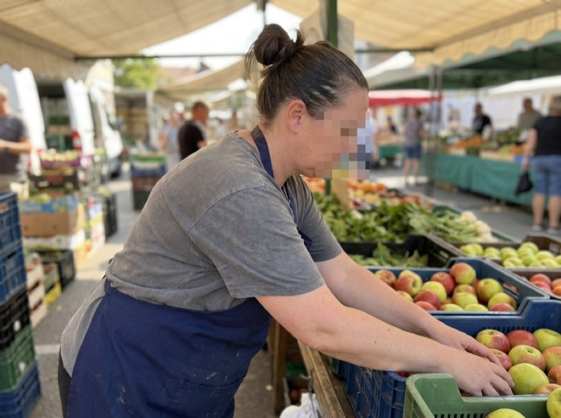 Allein am Marktstand arbeiten.