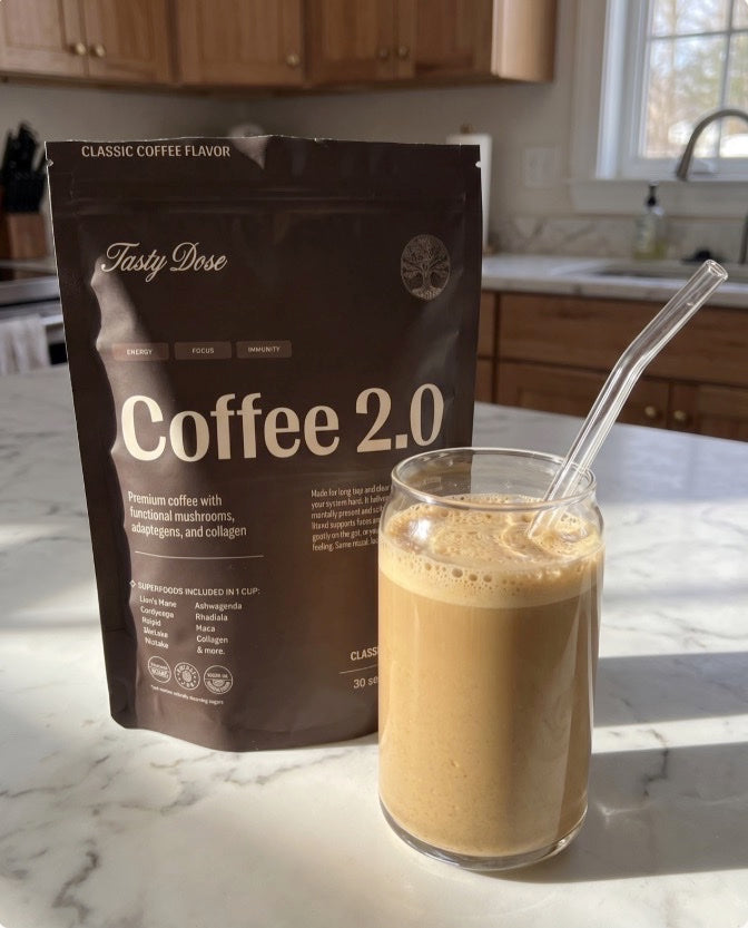 Coffee-2.0-Beutel auf einer Küchentheke neben einer frisch zubereiteten Tasse